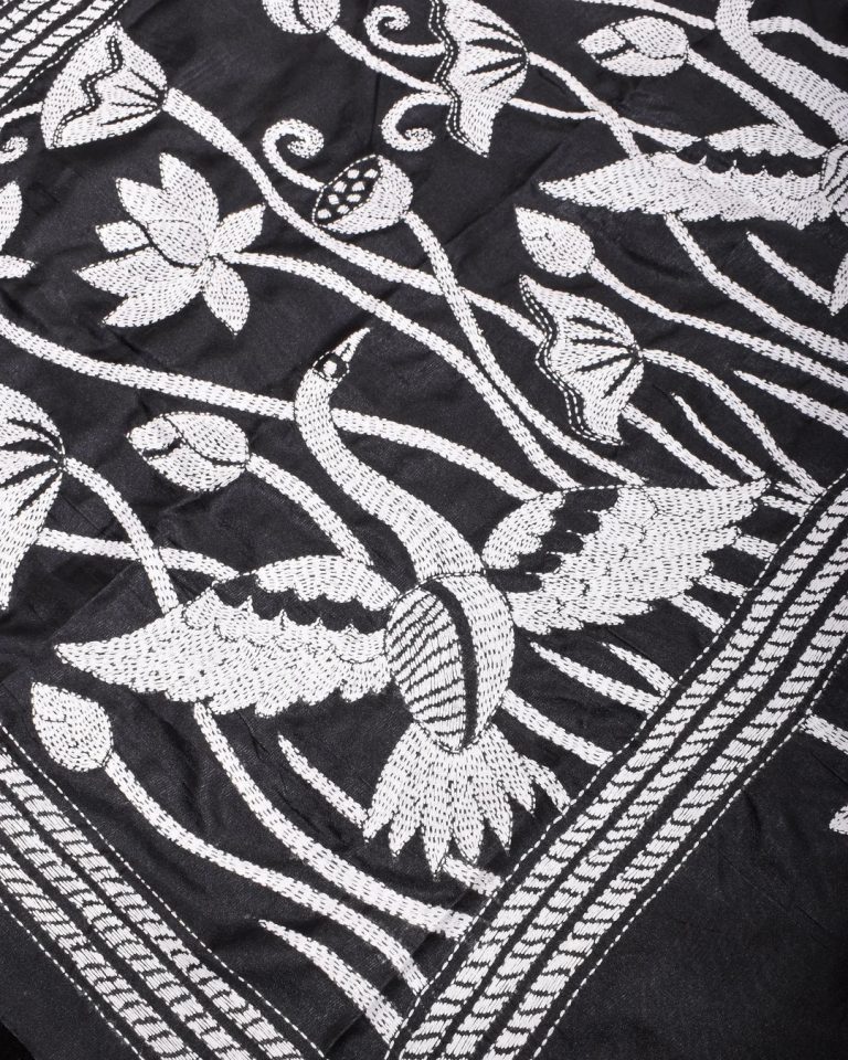 Подробнее о статье Живая символика индийской вышивки: язык, который женщины создавали стежок за стежком