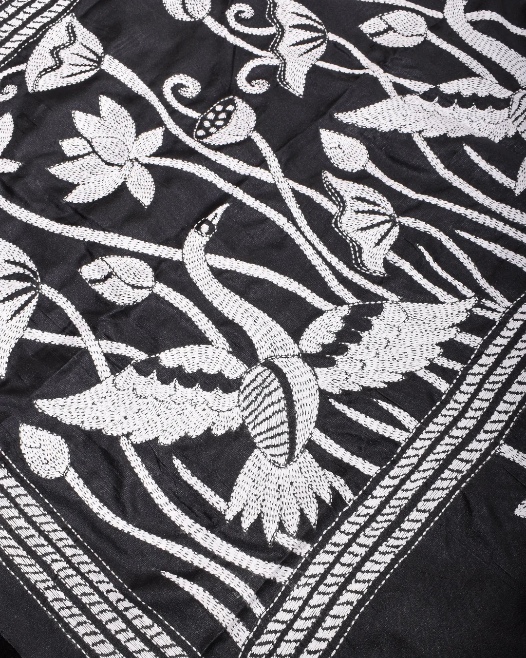 Подробнее о статье Живая символика индийской вышивки: язык, который женщины создавали стежок за стежком