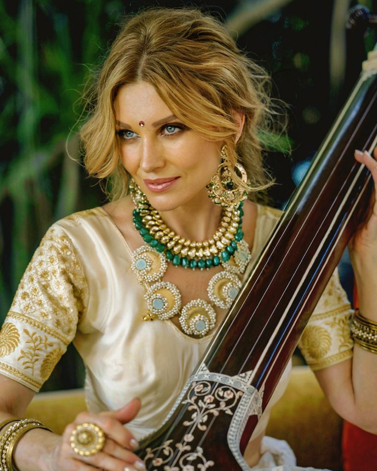 Подробнее о статье За кадром GAYATRI: стилистика Shweta в трёх видеоклипах проекта